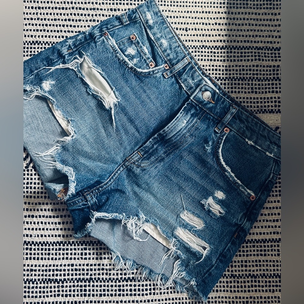 Donation ❌ Zara high, waisted shorts ⚫️